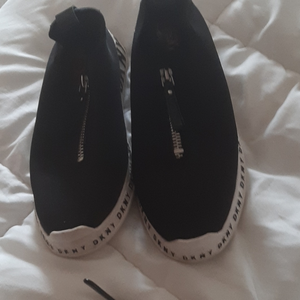 DKNY ZIP SNEAKERS, SIZE 10